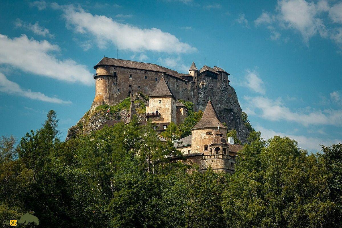 قلعه اوراوا؛ دژ معروف به «قلعه دراکولا» که فیلم ترسناک «نوسفراتو» در آن ساخته شد و شبح «بانوی سفید» در آن پرسه میزند قلعه اوراوا