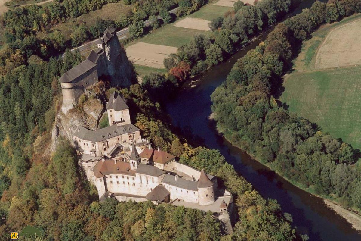 قلعه اوراوا؛ دژ معروف به «قلعه دراکولا» که فیلم ترسناک «نوسفراتو» در آن ساخته شد و شبح «بانوی سفید» در آن پرسه میزند قلعه اوراوا