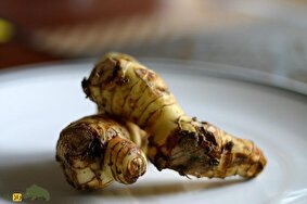 خسرودار یا خولنجان؛ گیاهی به شدت گرم با طعمی فلفلی و شیرین مشهور به «زنجبیل تایلندی» که مخصوص تقویت قوای جنسی است