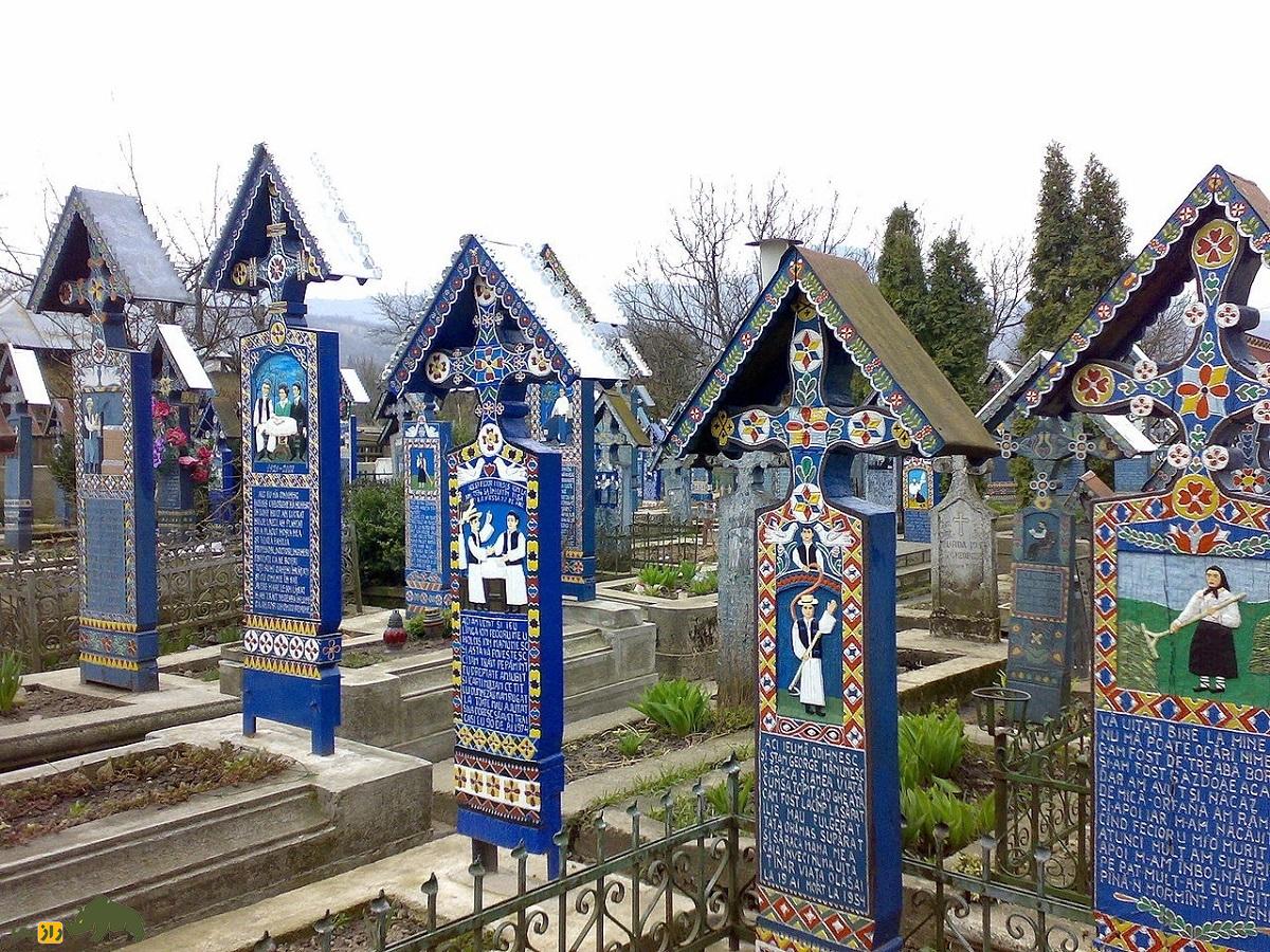 گورستان خرم؛ گورستانی خاص با رنگ آبی و از عجایب هفتگانه رومانی که با مردهها شوخی میکنند و به آنها میخندند گورستان خرم رومانی