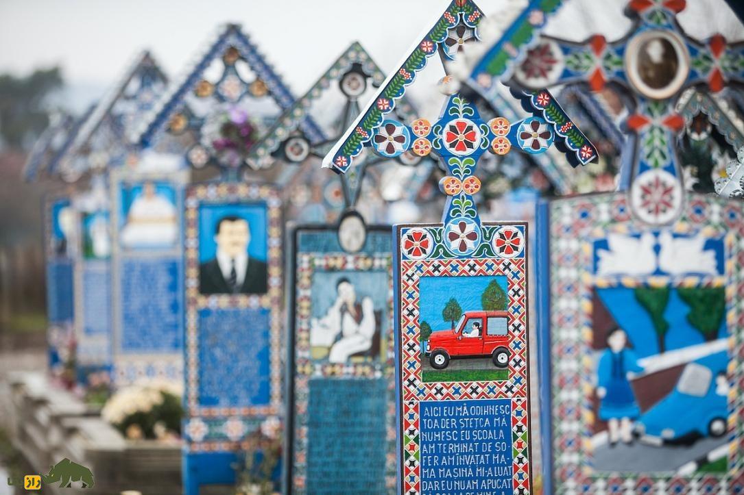 گورستان خرم؛ گورستانی خاص با رنگ آبی و از عجایب هفتگانه رومانی که با مردهها شوخی میکنند و به آنها میخندند گورستان خرم رومانی