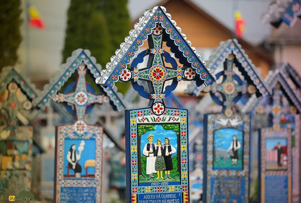 گورستان خرم؛ گورستانی خاص با رنگ آبی و از عجایب هفتگانه رومانی که با مردهها شوخی میکنند و به آنها میخندند گورستان خرم رومانی