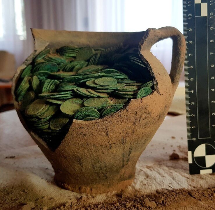 عکس | کشف ۱۰۰۰ سکه قدیمی از یک کوزه ۴۰۰ ساله توسط مردی که به دنبال قطعه گمشده تراکتور میگشت! عکس | کشف ۱۰۰۰ سکه قدیمی از یک کوزه ۴۰۰ ساله توسط مردی که به دنبال قطعه گمشده تراکتور میگشت!