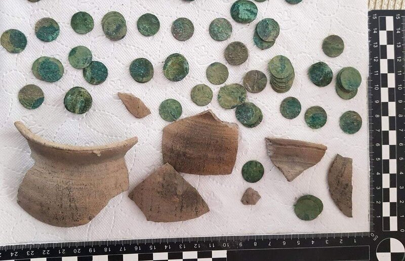 عکس | کشف ۱۰۰۰ سکه قدیمی از یک کوزه ۴۰۰ ساله توسط مردی که به دنبال قطعه گمشده تراکتور میگشت! عکس | کشف ۱۰۰۰ سکه قدیمی از یک کوزه ۴۰۰ ساله توسط مردی که به دنبال قطعه گمشده تراکتور میگشت!