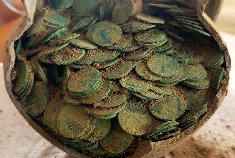 عکس | کشف ۱۰۰۰ سکه قدیمی از یک کوزه ۴۰۰ ساله توسط مردی که به دنبال قطعه گمشده تراکتور میگشت! عکس | کشف ۱۰۰۰ سکه قدیمی از یک کوزه ۴۰۰ ساله توسط مردی که به دنبال قطعه گمشده تراکتور میگشت!