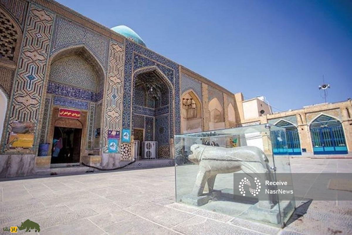 شیر سنگی امامزاده ماستی؛ شیر سنگی معروفی که زنان باور دارند با عبور از زیر شکم آن حامله میشوند شیر سنگی امامزاده ماستی