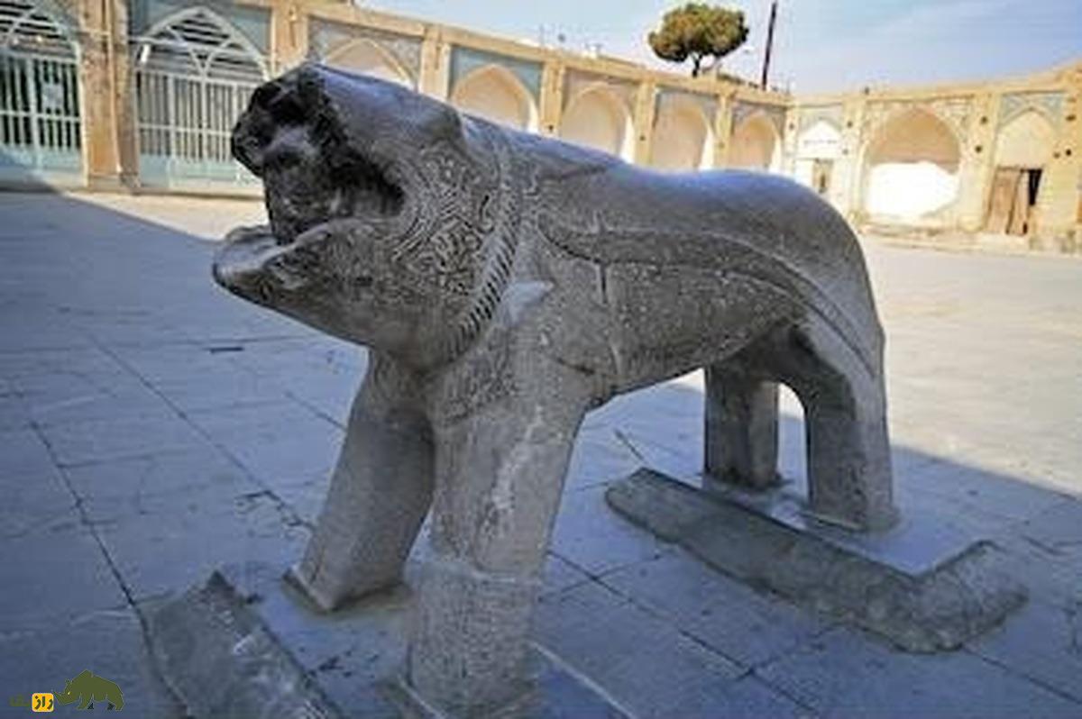 شیر سنگی امامزاده ماستی؛ شیر سنگی معروفی که زنان باور دارند با عبور از زیر شکم آن حامله میشوند شیر سنگی امامزاده ماستی