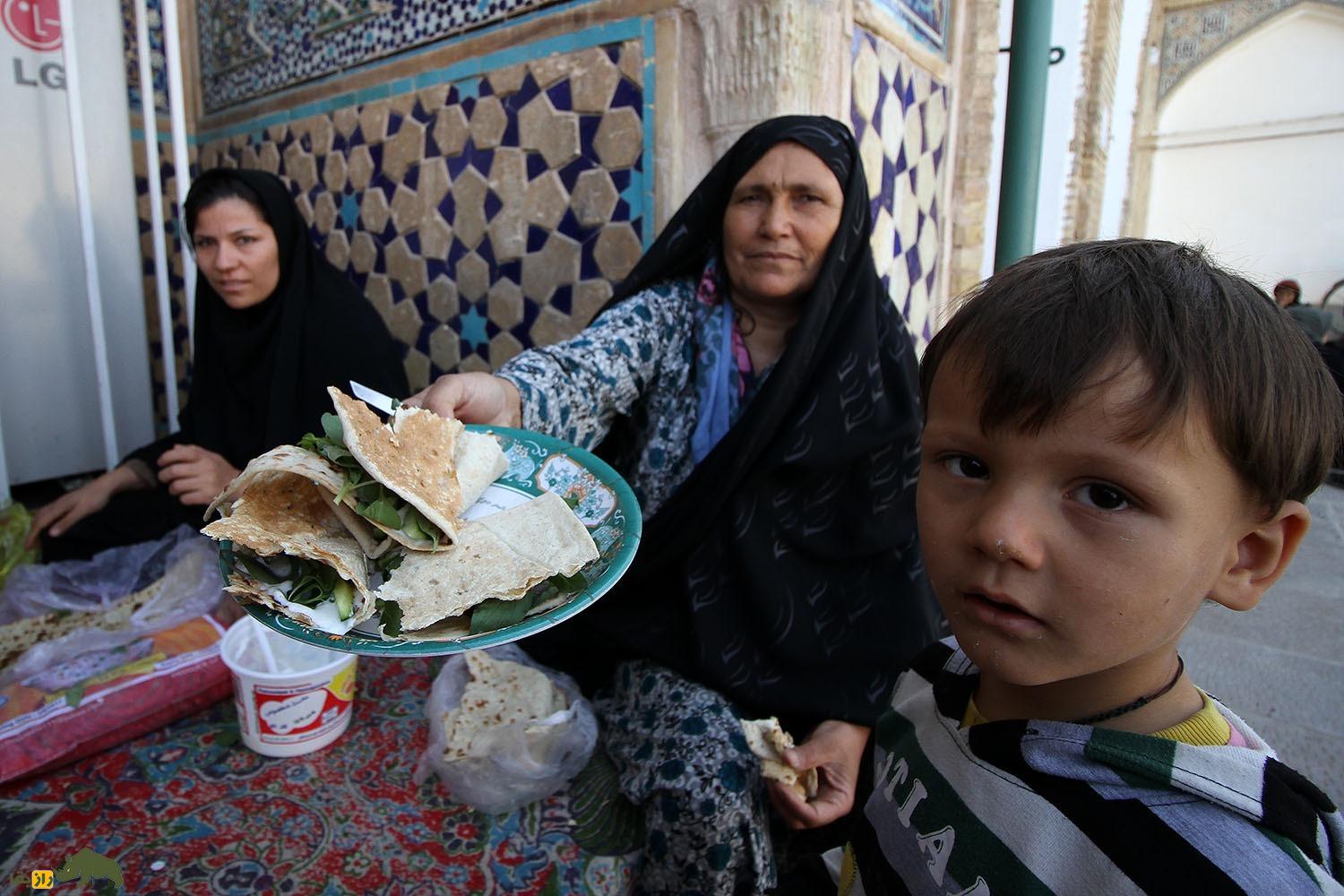 شیر سنگی امامزاده ماستی؛ شیر سنگی معروفی که زنان باور دارند با عبور از زیر شکم آن حامله میشوند امامزاده ماستی
