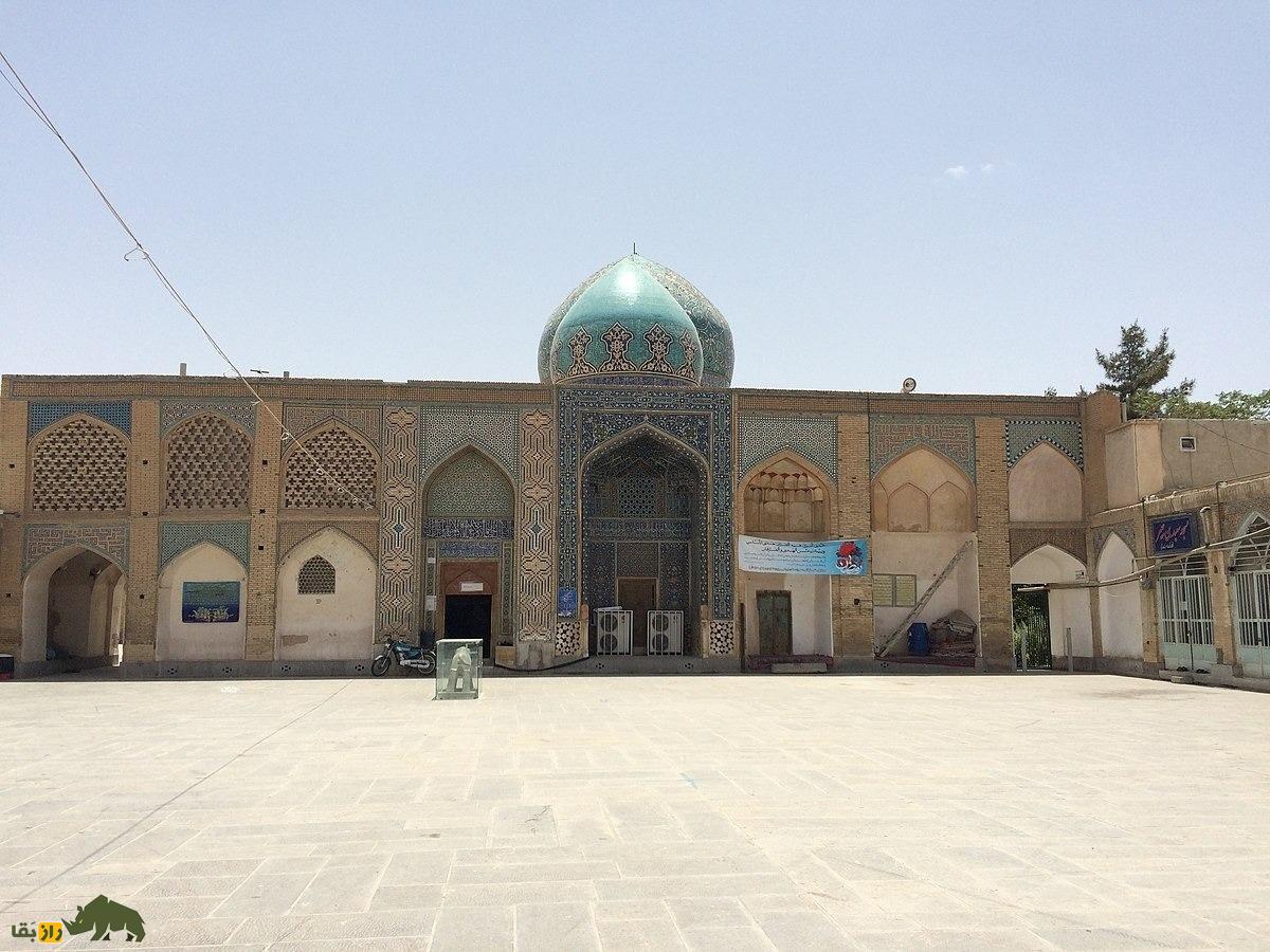 شیر سنگی امامزاده ماستی؛ شیر سنگی معروفی که زنان باور دارند با عبور از زیر شکم آن حامله میشوند امامزاده ماستی