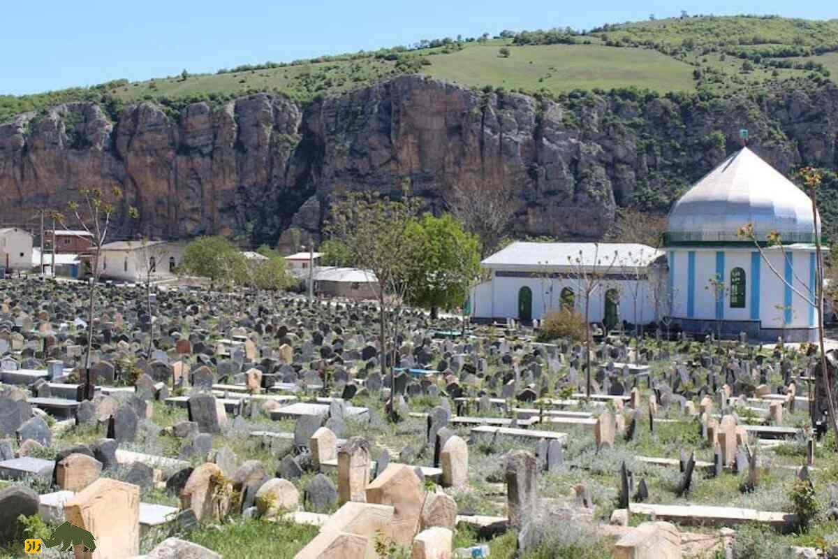 گورستان سفیدچاه؛ نخستین قبرستان مسلمانان ایران با سنگنوشتههایی که حرف میزنند! گورستان سفیدچاه؛ نخستین قبرستان مسلمانان ایران با سنگنوشتههایی که حرف میزنند!