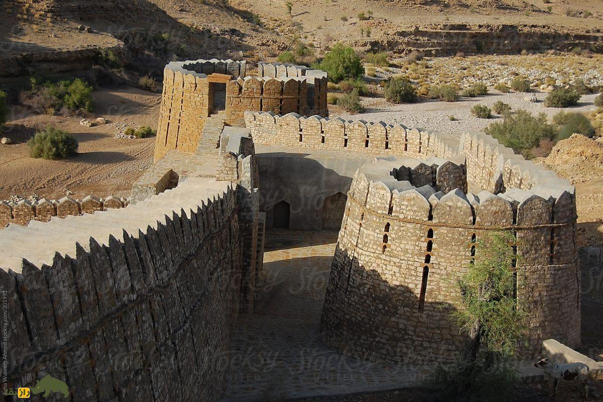 قلعه رانیکوت؛ بزرگترین دژ جهان در پاکستان معروف به «دیوار بزرگ سند» که ساخت آن به ساسانیان نسبت داده میشود قلعه رانیکوت