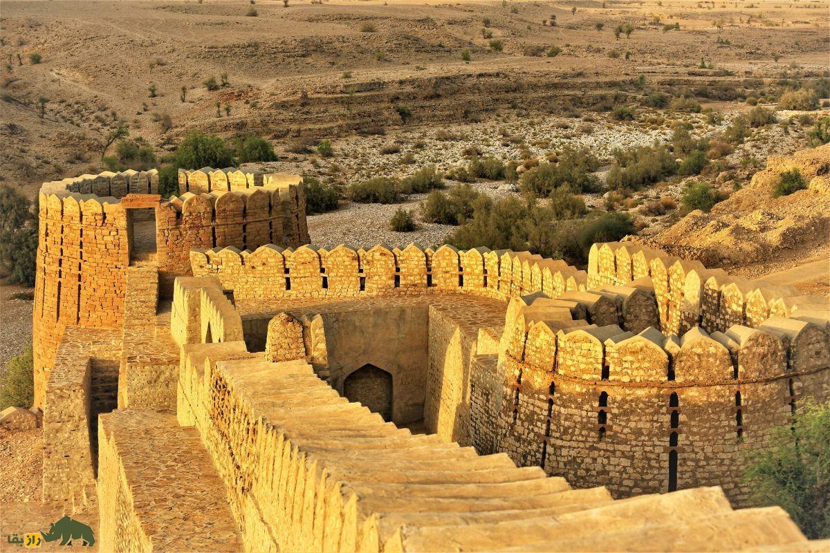 قلعه رانیکوت؛ بزرگترین دژ جهان در پاکستان معروف به «دیوار بزرگ سند» که ساخت آن به ساسانیان نسبت داده میشود قلعه رانیکوت