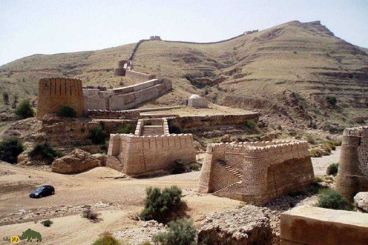قلعه رانیکوت؛ بزرگترین دژ جهان در پاکستان معروف به «دیوار بزرگ سند» که ساخت آن به ساسانیان نسبت داده میشود قلعه رانیکوت