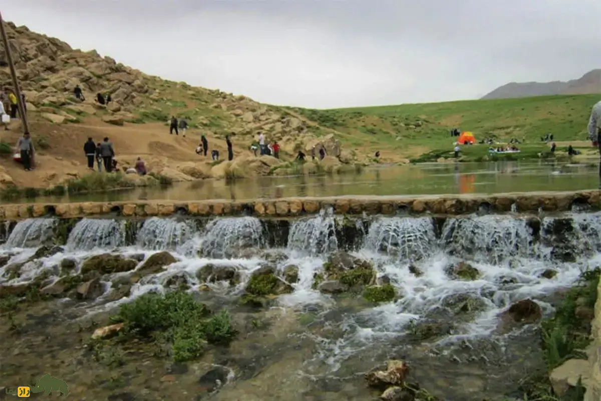چشمه دیمه کوهرنگ؛ چشمه معروف به «آقا حیدر» که سالمترین آب جهان را دارد و محل زندگی کبک و روباه است چشمه دیمه کوهرنگ