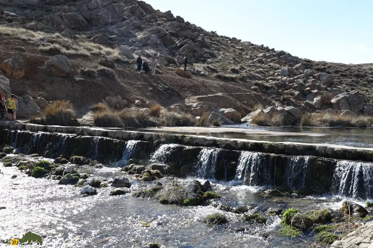 چشمه دیمه کوهرنگ؛ چشمه معروف به «آقا حیدر» که سالمترین آب جهان را دارد و محل زندگی کبک و روباه است چشمه دیمه کوهرنگ