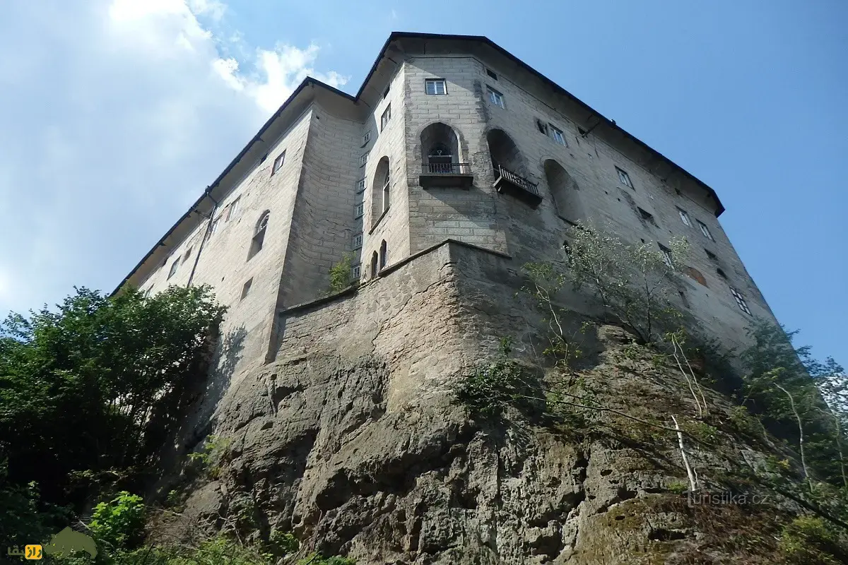قلعه هوسکا؛ قلعه ترسناک معروف به «دروازه جهنم» که گودالی بیانتها زیر آن است و مسیر ورود به دنیای زیرین است قلعه هوسکا