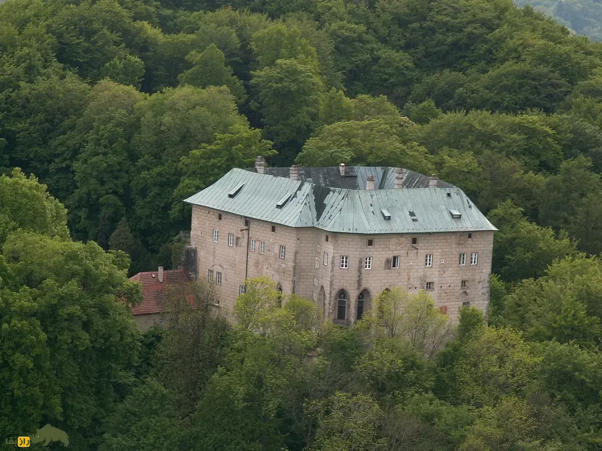 قلعه هوسکا؛ قلعه ترسناک معروف به «دروازه جهنم» که گودالی بیانتها زیر آن است و مسیر ورود به دنیای زیرین است قلعه هوسکا
