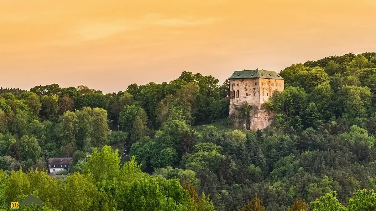قلعه هوسکا؛ قلعه ترسناک معروف به «دروازه جهنم» که گودالی بیانتها زیر آن است و مسیر ورود به دنیای زیرین است قلعه هوسکا