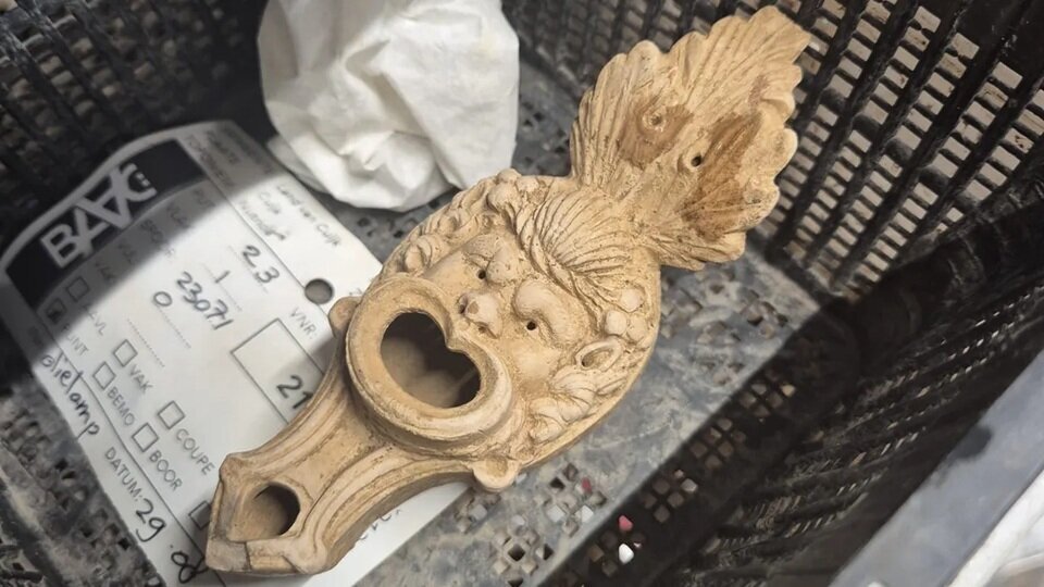 چراغ راه آخرت؛ چراغ عجیب باستانی در گورستان ۱۹۰۰ ساله کشف شد