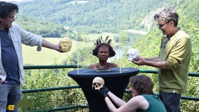 زن شکارچی ۱۰ هزار ساله زنده شد؛ اجداد اروپاییها این شکلی بودند! بازسازی کردن چهره یک زن اروپایی و چند دانشمند که در اطراف آن ایستاده اند