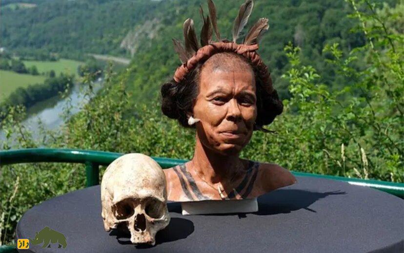 زن شکارچی ۱۰ هزار ساله زنده شد؛ اجداد اروپاییها این شکلی بودند! سردیس بازسازی شده یک زن 10 هزار ساله در کنار یک جمجمه انسان