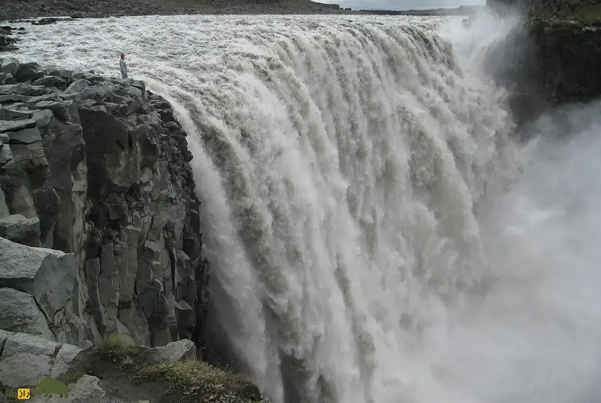 آبشار دتیفوس؛ قدرتمندترین آبشار اروپا معروف به «هیولای شمال» که شبیه یک منظره فرازمینی است و فیلم‌سازان هالیوود عاشق آن هستند