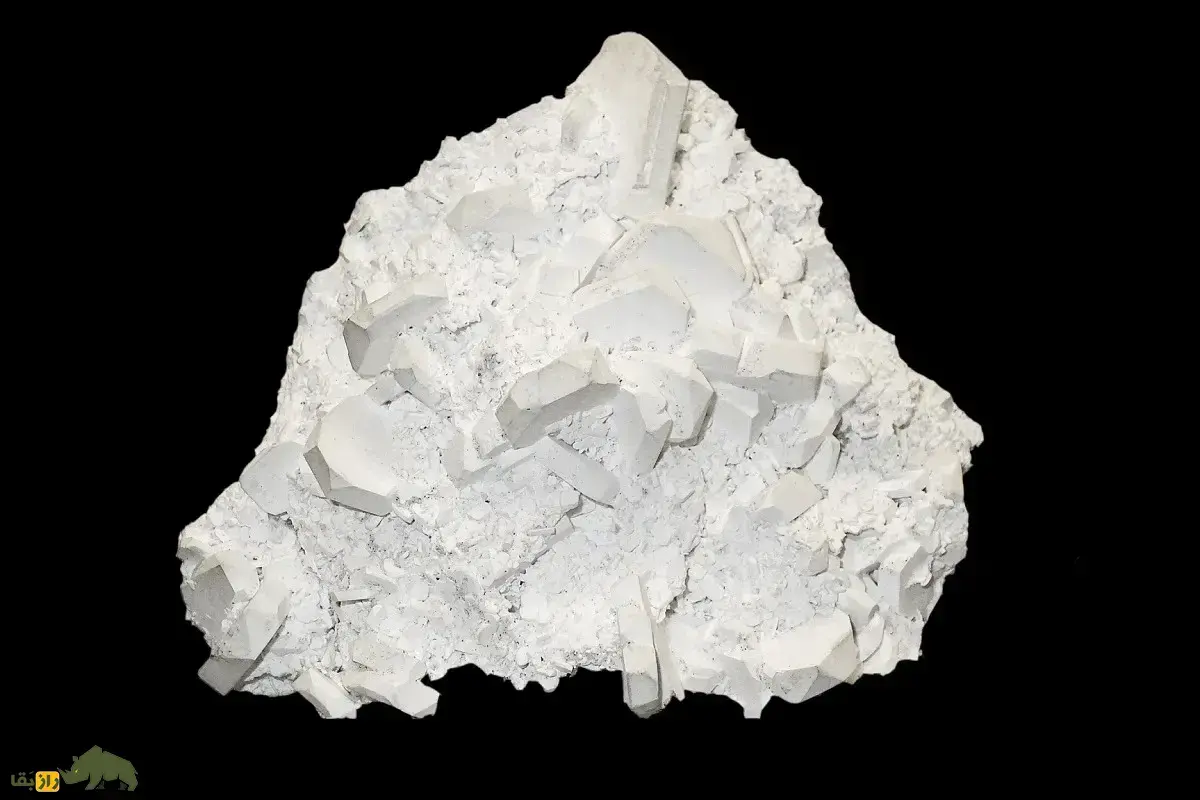 بوره؛ ماده کریستالی معروف به «نمک ایرانی» که تلخ‌ است و کشاورزان برای غنی‌ کردن خاک‌ فقیر از آن استفاده می‌ کنند