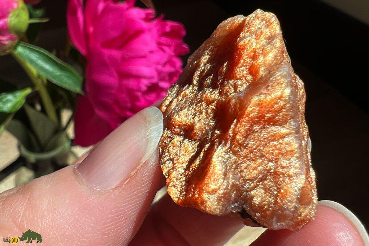 سنگ خورشید؛ جواهری طلایی که وقتی نور به آن می‌تابد، انگار خورشید می‌درخشد و تنها در دو کشور جهان وجود دارد