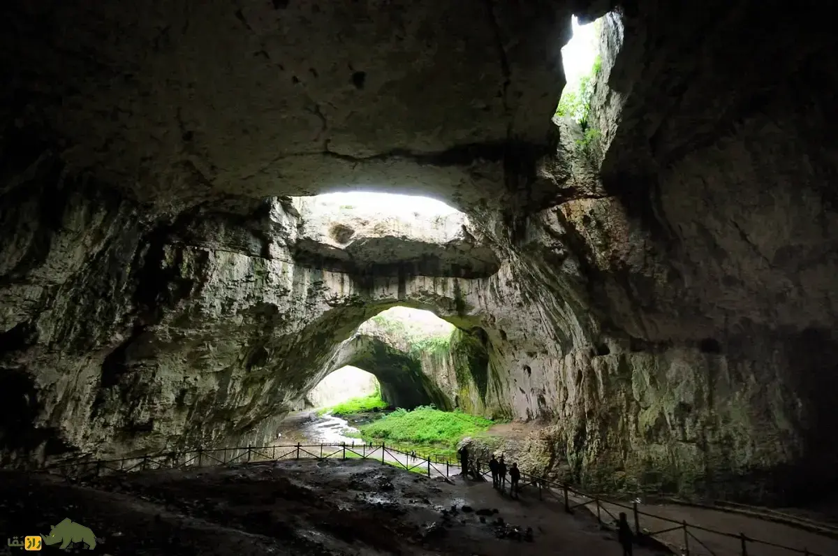 غار دِوِتاشکا؛ غاری معروف به «کلیسای سنگ و نور» در بلغارستان که آدم‌های اولیه در آن زندگی می‌کردند و محل زندگی ۳۰ هزار خفاش است