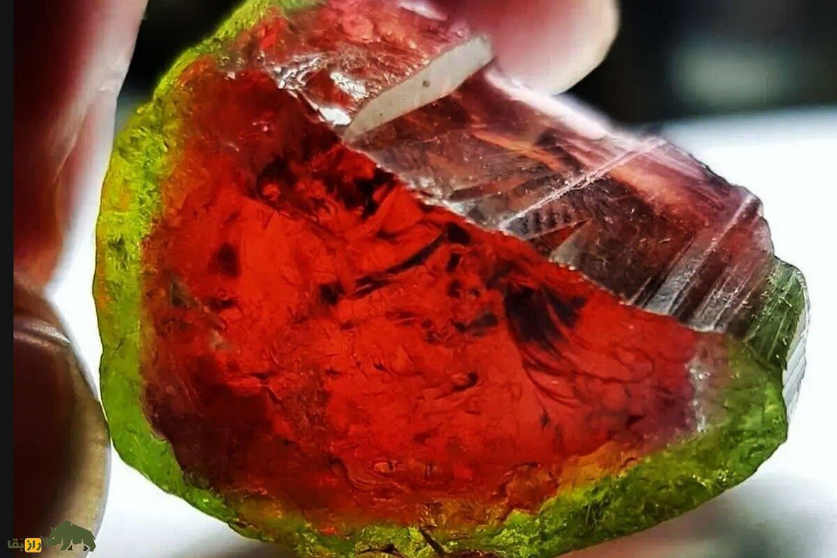 تورمالین هندوانه‌ای؛ سنگی پرانرژی و کمیاب شبیه هندوانه که معدن اصلی آن در افغانستان است و هر قیراط آن ۵۰ میلیون تومان می‌ارزد