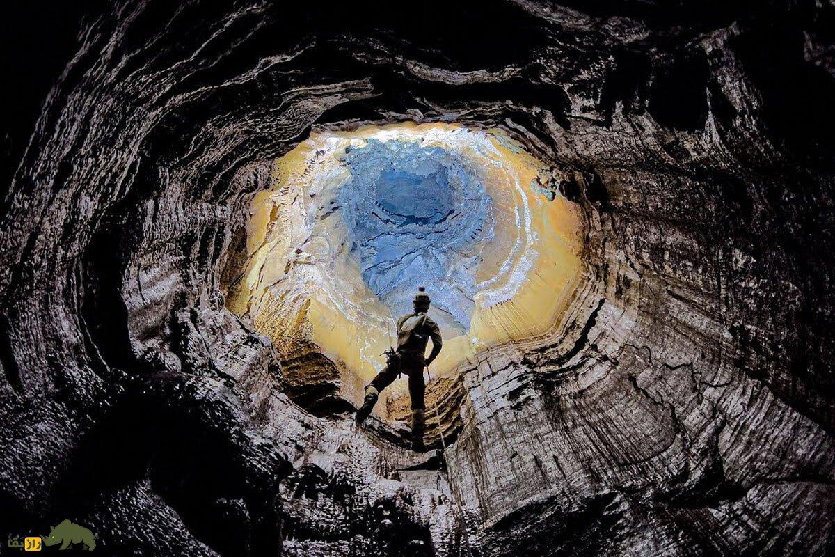 گودال شیطان؛ گودالی ترسناک شبیه یک دودکش که میلیون‌ها خفاس در آن زندگی می‌کنند و رفتن به درون آن دل شیر می‌خواهد!