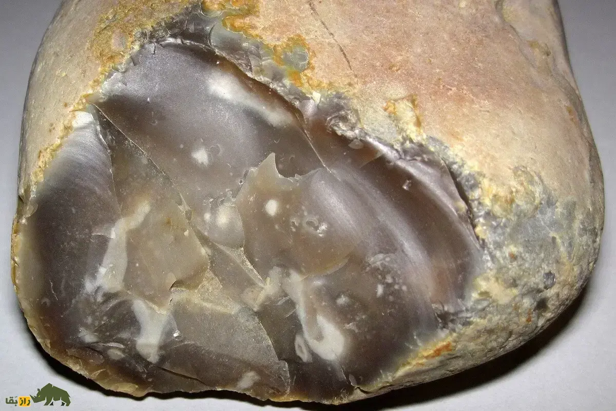 سنگ چِرت؛ سنگی باستانی و آتش‌زنه که قبل از فلز برای ساخت ابزار به کار می‌رفت و اولین ماده تکنولوژی بشر بود