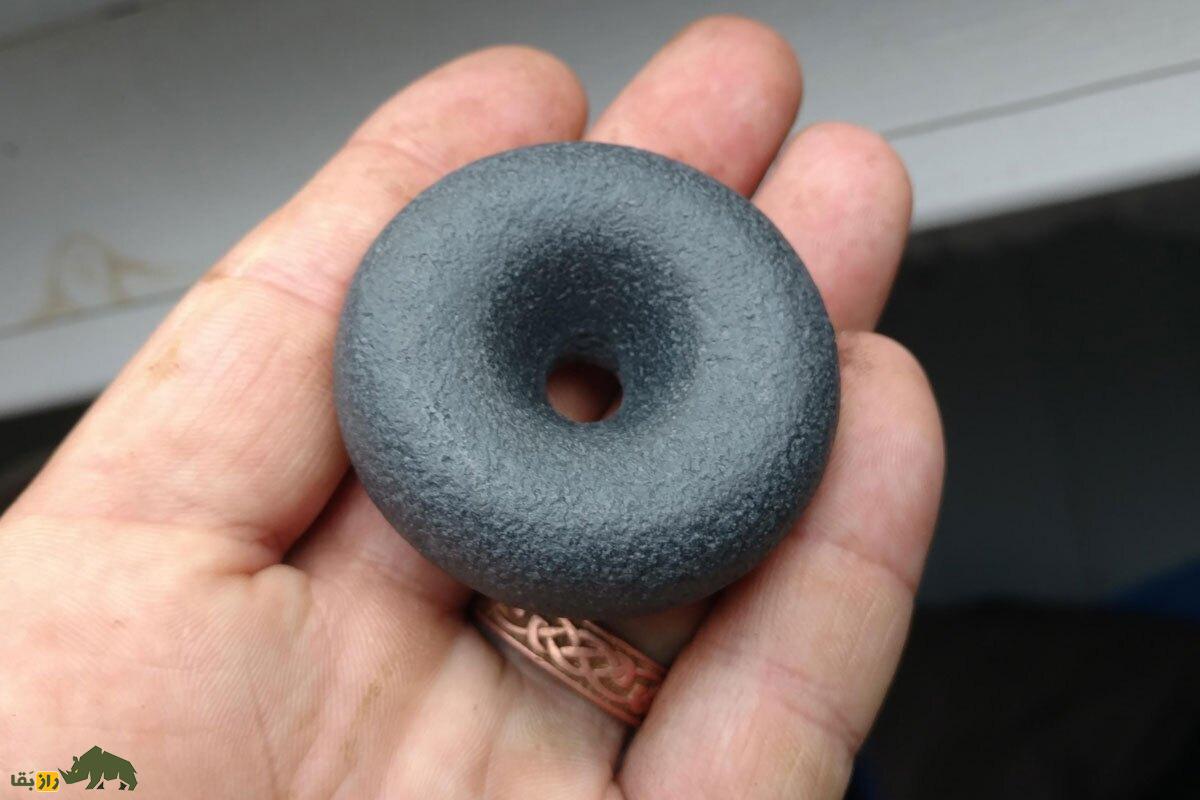 سنگ افعی؛ سنگ جادویی معروف به «تخم مار» که از بزاق دهان مار تولید می‌شود و از سوارخ آن ارواح و موجودات بیگانه دیده می‌شد!