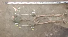 کشف گورستان هزارساله با حلقه و سطل