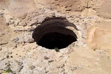 گودال برهوت؛ چاهی عمیق و تاریک با دهانه ۳۰ متری در یمن معروف به «چاه جهنم» که مأمن جن‌هاست و در کف آن مروارید‌های غاری وجود دارد