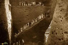 گودال بزرگ مرگ؛ بزرگ‌ترین قبرستان سلطنتی تاریخ که ۷۴ نفر خدمه را زنده زنده در کنار پادشاه دفن کردند!