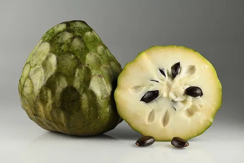 سیب کاستارد؛ میوه‌ای با پوستی شبیه پوست تمساح که طعم چندین میوه را هم‌زمان دارد و به «میوه بستنی» معروف است