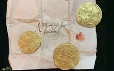 کشف گنج بزرگ ۴۰۰ ساله در یک کلیسا و زیر پای یک مجسمه!
