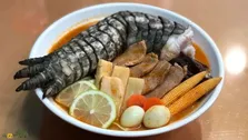(ویدئو) گودزیلا؛ چندش‌آورترین غذای دنیا که با پای ترسناک‌ترین موجود روی زمین پخته می‌شود!