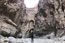 طاق شاه عباسی: قدیمی‌ترین، نازک‌ترین و بلندترین سد جهان در کویر طبس که روی دیواره طاق نقوش ۷۰۰۰ ساله دارد