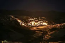 تشکوه؛ کوه اسرارآمیزی در رامهرمز که از دل آن شعله‌های آتش بیرون می‌زند و شب‌ها مثل الماس می‌درخشد