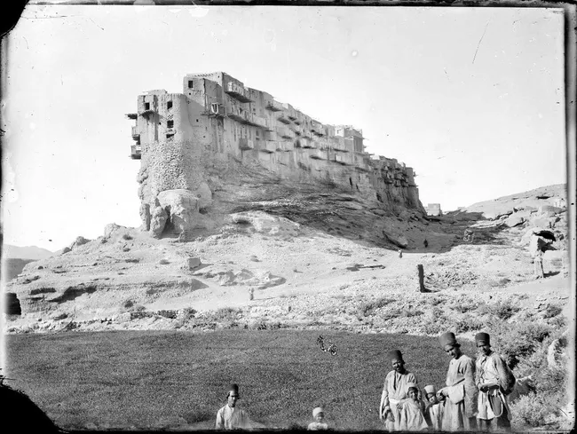 قلعه ایزدخواست و ماجرای اولین آپارتمان‌های جهان؛ ایرانیان چگونه هزاران سال پیش ساختمان‌هایی چند طبقه روی صخره ساختند؟
