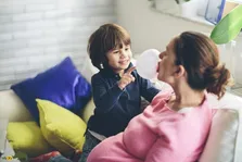 فرزند اول پسر بیشتر شبیه مادر است یا پدر؟ اگر دختر باشد چه؟