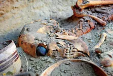 چشم شهر سوخته؛ میراث ۵۰۰۰ ساله و اولین چشم مصنوعی دنیا که در جیب یکی از کارکنان و در قوطی کبریت نگهداری می‌شود!